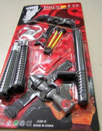 1) "BRUCE LEE DAGGER AND CROSSBOW SET", 2) 'POLICE FORCE', 3) 'FORCE KING WEAPON', 4) BLISTER 6 ARTÍCULOS (BALLESTA, FLECHAS, WALKIE-TALKIE, ESPOSAS Y PUÑAL), 5) PISTOLA LANZADARDOS. — foto 5 dell'alert 0404/06
