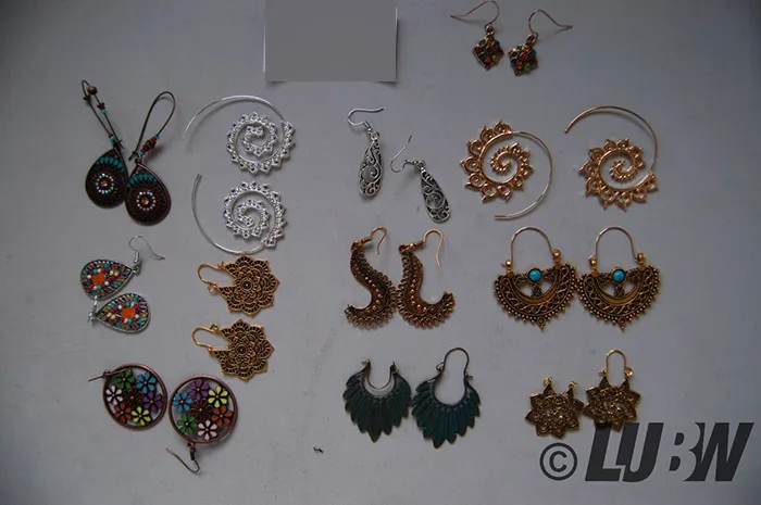 Set di orecchini «12 Paar Boho Stil Metall Hohl Set Wassertropfen Baumeln Ohrringe Lange Baumeln Ohrringe» (Hicarer)