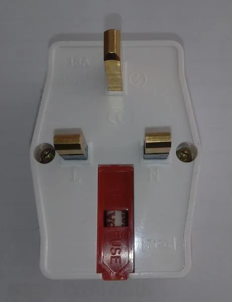 Adattatore della spina di viaggio «13 Amp 3 Pin Multi Socket With Fuse» — foto 2 dell'alert A12/1645/18