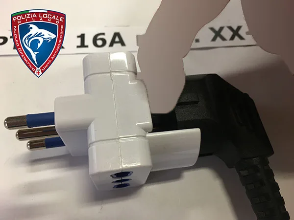 Adattatore a più prese «3 WAY ADAPTOR 16A» — foto 3 dell'alert A12/01272/21