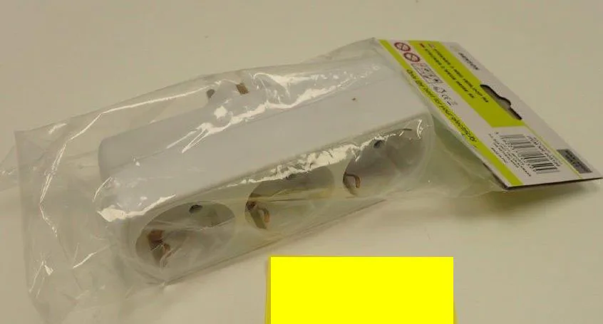 Spina multipla «3-way plug, multiple socket. The product is sold online, in particular via Bol.com.» (Aoboer)
