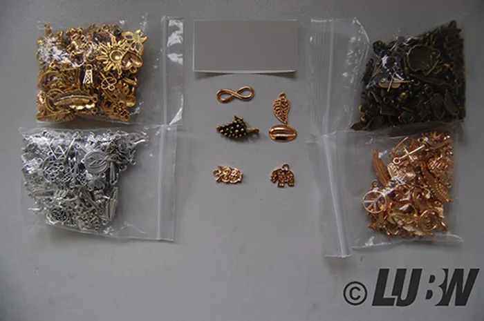 Set di ciondoli «350 Stück gemischte Charms-Anhänger» — foto 1 dell'alert INFO/00023/22