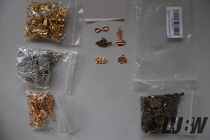 Set di ciondoli «350 Stück gemischte Charms-Anhänger» — foto 3 dell'alert INFO/00023/22