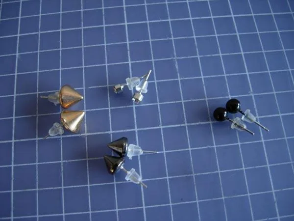 Orecchini «4 pairs of ear studs» — foto 2 dell'alert A12/0347/15