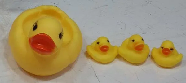 Set di giocattoli da bagno «4PC RUBBER SQUEAKY YELLOW DUCK SHOWER BATH» (Unknown)