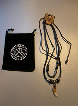 Collana con ciondolo «AB Viking Crafts – Vikings Handgefertigtes Wikinger Ethno Lederhalsband mit Wolfszahn» — foto 1 dell'alert A12/00503/23