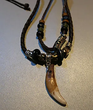 Collana con ciondolo «AB Viking Crafts – Vikings Handgefertigtes Wikinger Ethno Lederhalsband mit Wolfszahn» — foto 2 dell'alert A12/00503/23