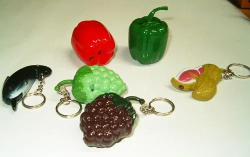 Accendini novità: 1. pepe rosso, 2. pepe verde, 3. delfino, 4. uva verde, 5. uva viola, 6. noce (Unknown)