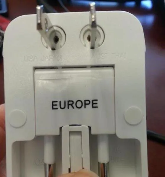 Adattatore della spina di viaggio «Adaptador» — foto 1 dell'alert A12/0342/18
