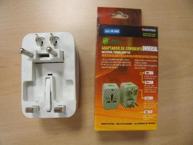 Adattatore della spina di viaggio «Adaptador de Corriente Universal» — foto 1 dell'alert A12/0938/13