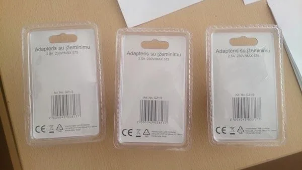 Adattatore «Adapteris su įžeminimu ('Plug adaptor with earthing')» (Aoboer)