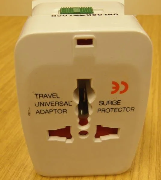 Adattatore della spina di viaggio «Adaptor International (universal adaptor)» — foto 2 dell'alert A12/0106/17