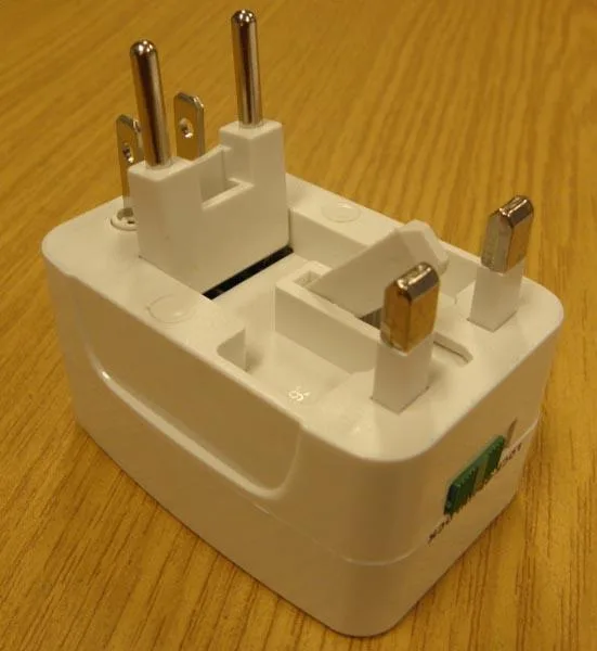 Adattatore della spina di viaggio «Adaptor International (universal adaptor)» — foto 3 dell'alert A12/0106/17