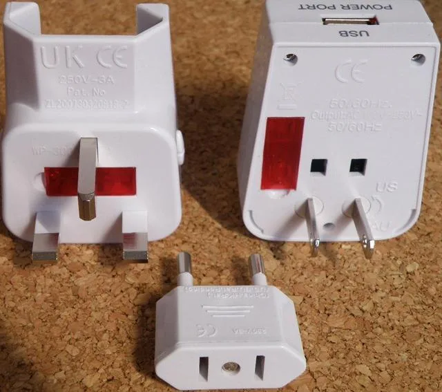 Adattatore da viaggio con uscita USB. & #13; & #13;"Világraszóló U — foto 2 dell'alert 1407/11