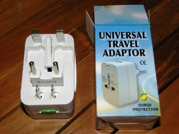 Adattatore universale da viaggio — foto 2 dell'alert 0650/09