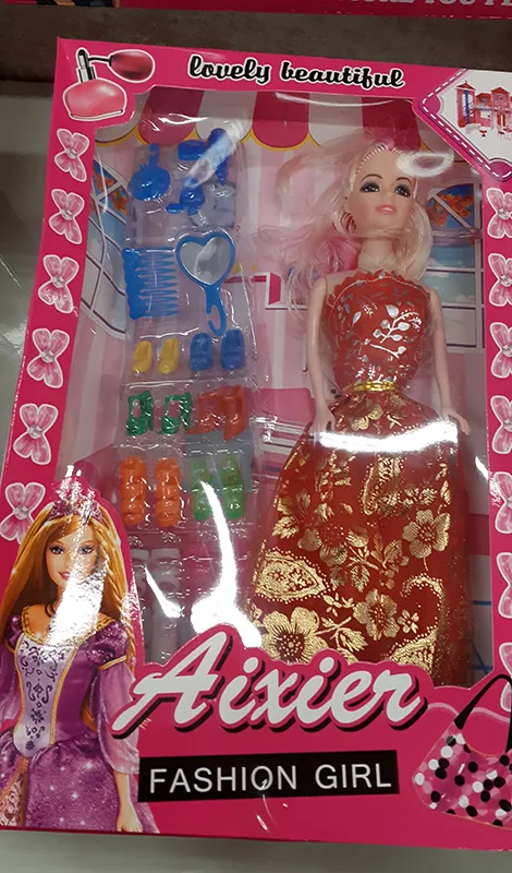 Bambola in plastica con accessori «Aixier»