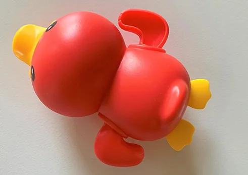 Anatra giocattolo di plastica