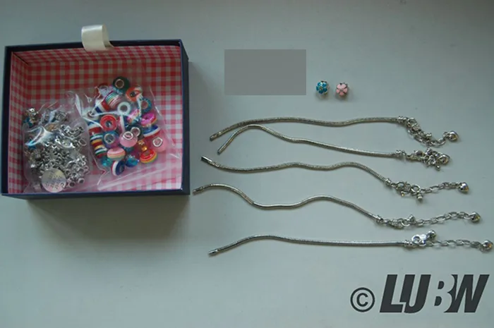 Set di bracciali con ciondoli «Aojoun 89 Pcs Geschenke für Mädchen - Schmuck Selber Machen Set, Charm Armband Making DI…» — foto 2 dell'alert INFO/00027/22