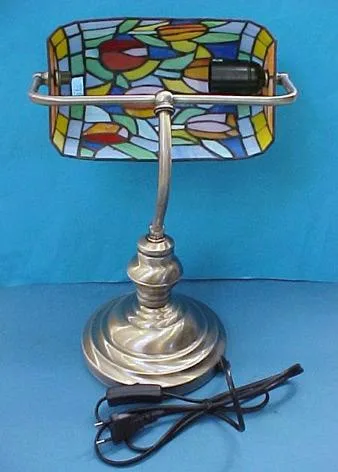 Apparecchio portatile – Lampada da tavolo del banchiere di Tiffany. (REALM.)