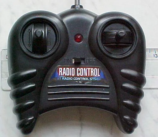 Auto giocattolo radiocomandata con telecomando. — foto 2 dell'alert 1034/07
