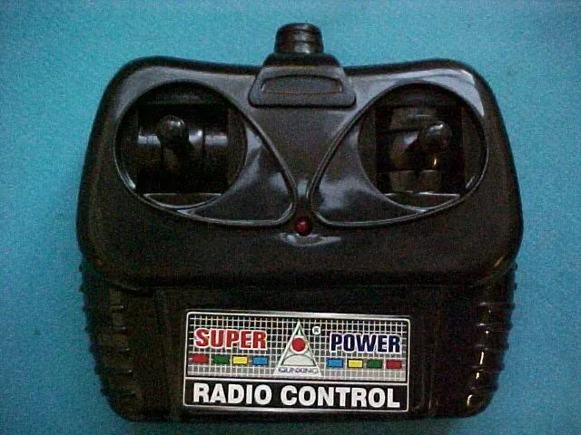 Auto giocattolo radiocomandata con telecomando e caricabatterie. (ZHENGGUANG.)