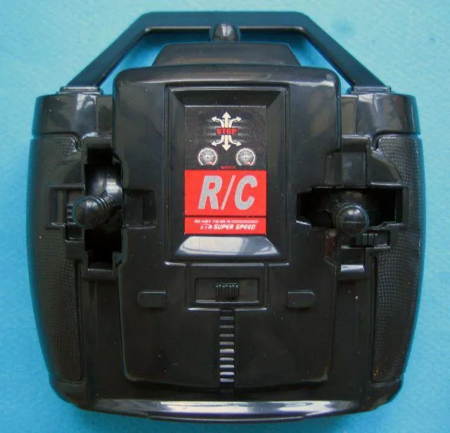 Auto giocattolo radiocomandata con telecomando. (RACING MIX.)