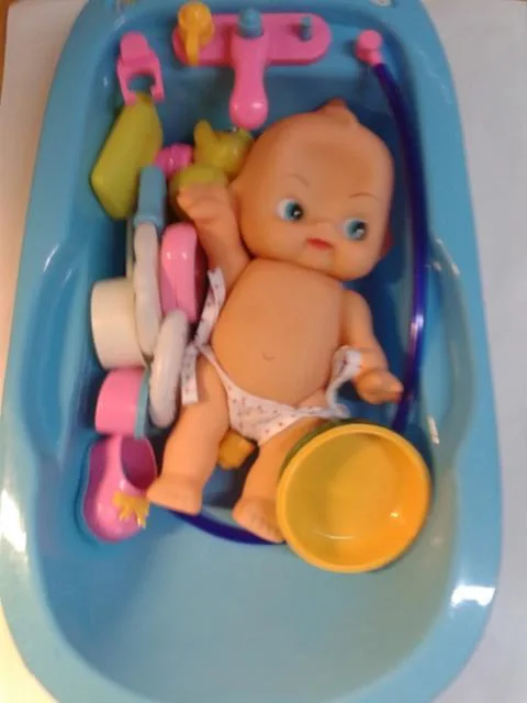 Bambola con accessori «Baby & Bathtub» — foto 2 dell'alert A12/0837/13