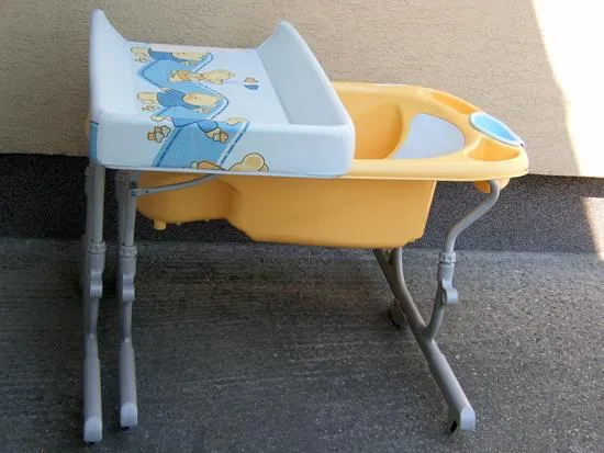 Cambio unità con bagno. «Baby changing unit with a bath.» (CAM.)