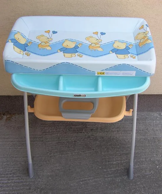 Fasciatoio con vasca da bagno. «Baby changing unit with a bath.» (CAM VOLARE.)