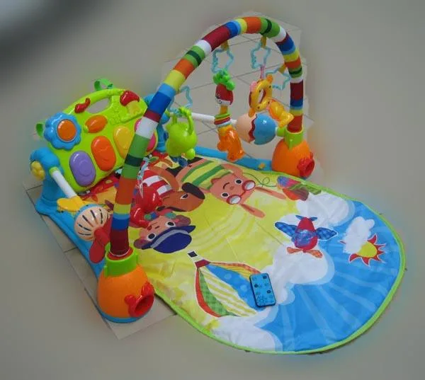 Tappetino di gioco di attività «Baby educational toy/ Piano fitness frame» (Lorelli Toys)