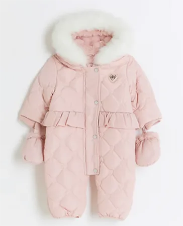 Tuta da neve per bambini «Baby Girls Pink Peplum Quilted Snowsuit» (River Island)
