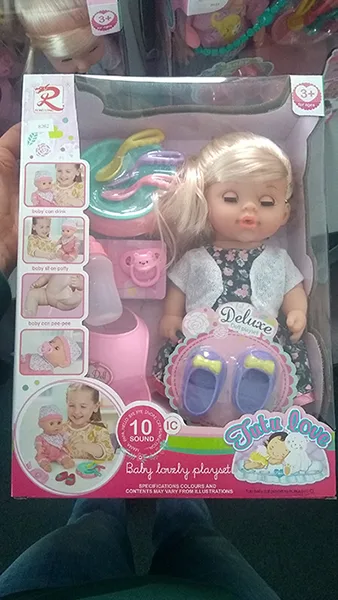 Bambola in plastica con accessori «Baby lovely playset» (Rong Long)