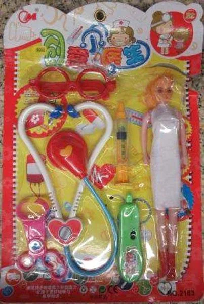 Bambola di plastica con set medico (OM)