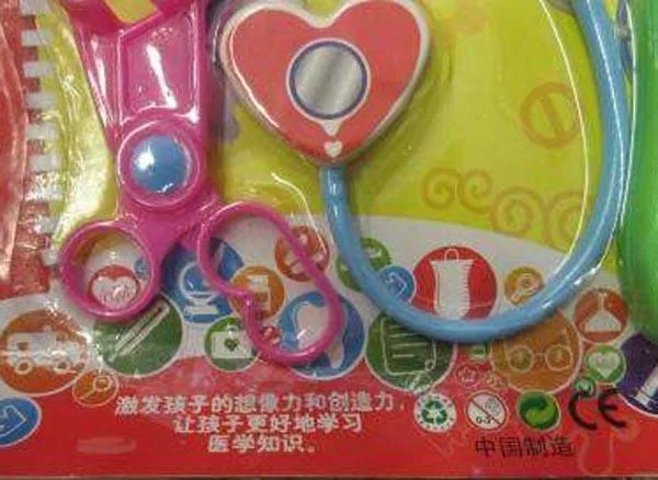 Bambola di plastica con set medico — foto 2 dell'alert A12/1117/16