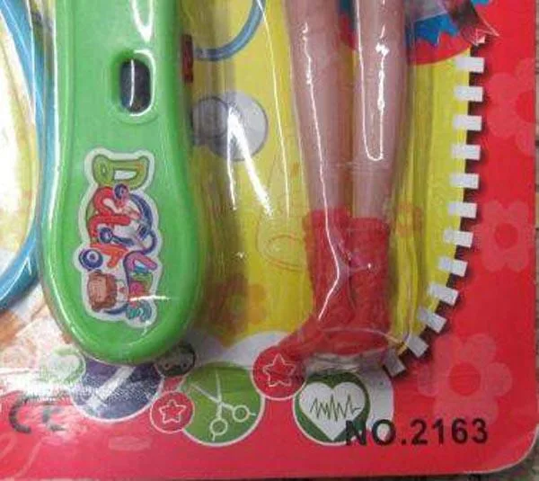 Bambola di plastica con set medico — foto 3 dell'alert A12/1117/16