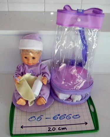 Bambola in borsa in vinile con accessori (SNC O.I.A.)
