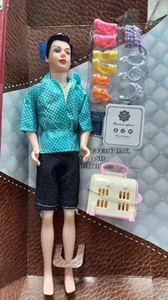 Bambola in plastica con accessori