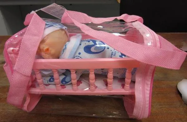 Bambola in plastica con accessori (Amatoys)
