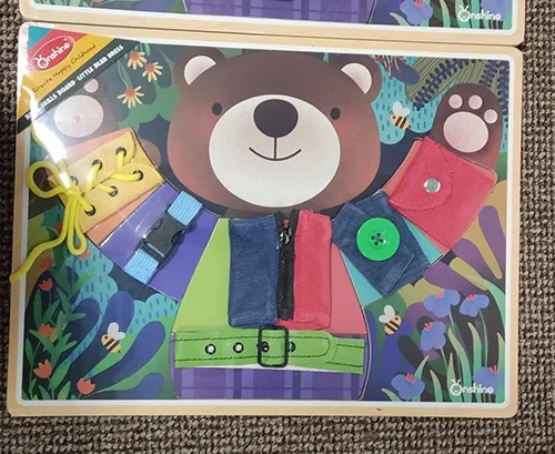Giocattolo di attività «Basic Skills Board - Little Bear Dress» (Onshine)