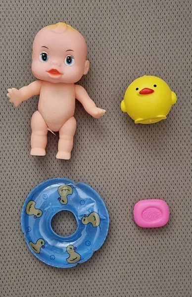 Bambola in plastica con accessori «Bath Tub Baby in a bath with accessories» — foto 3 dell'alert A12/01581/22