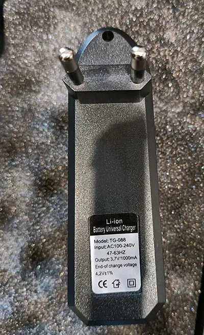 Caricabatterie «Battery Universal Charger» — foto 1 dell'alert A12/01118/22
