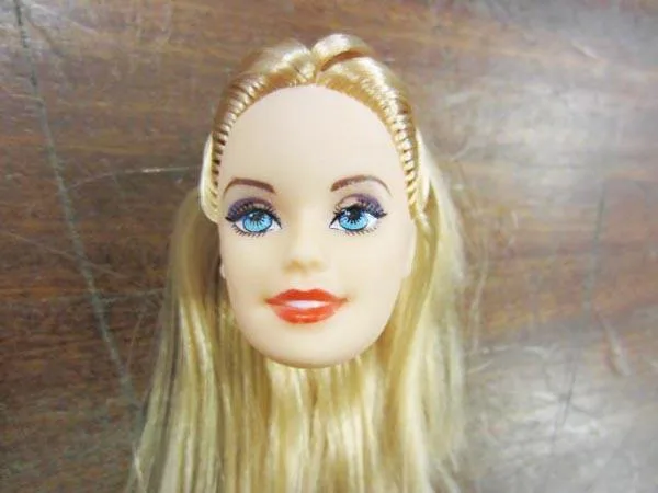 Bambola di plastica «Beaut» (Victoria Party)