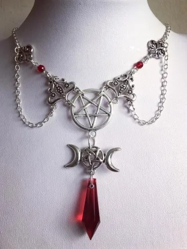 Collana con ciondolo «Black or Red Triple Moon Necklace Occult Pagan Wicca,Wiccan Triple Moon Goddess Pendant …» — foto 1 dell'alert A12/00636/21