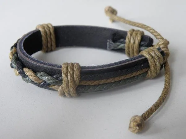 Cinturino in pelle «bőr-cérna karkötő ('leather-thread wristband')» — foto 1 dell'alert A12/0656/16