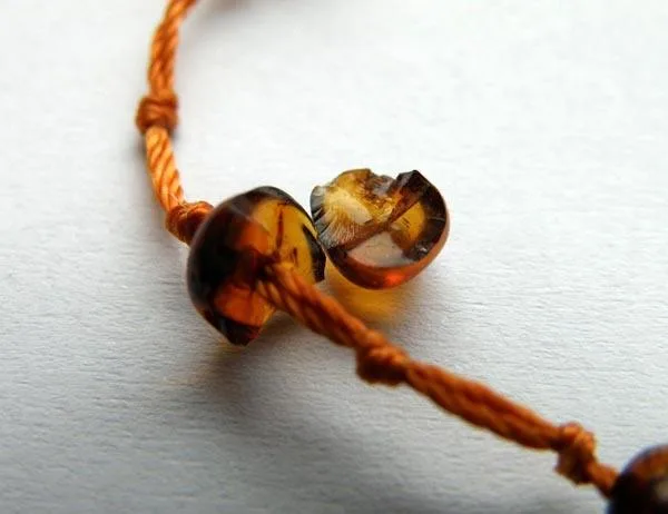 Collana di ambra «Borostyán gyermeknyaklánc ("Amber children´s necklace")» — foto 2 dell'alert A12/0935/15