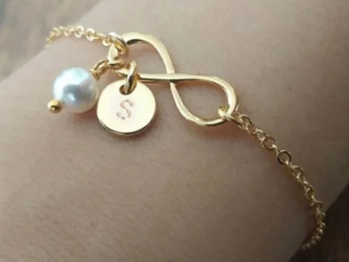 Bracciale «Bracelet Infinity personnalisé en argent doré, bracelet à breloques perles lettre initia…» — foto 1 dell'alert A12/00637/21