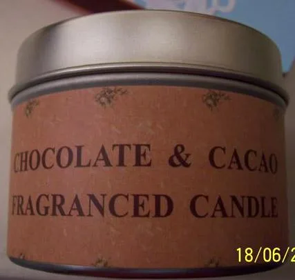 Candele (1. Cakes: Hoff Interieur – Wohnen und Schenken2. Pots: "Chocolate &amp; Cacao Fragrant Candle"Description : 1. Candles which resemble cakes and biscuits. 2. Metal pots resembling a mousse with candy)