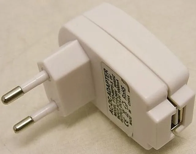 Caricabatterie "iPod Accessori Kit" (NON UN AC ORIGINALE) — foto 3 dell'alert 1000/11