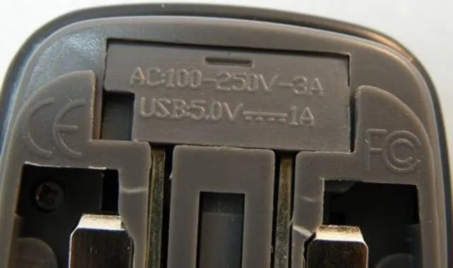 Caricabatterie "Universal Adaptor & Charger" — foto 1 dell'alert 0665/12
