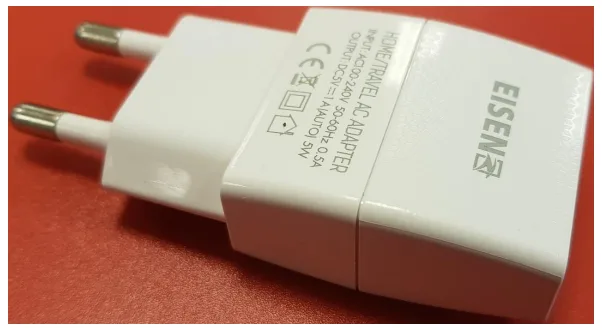 Caricabatterie USB — foto 1 dell'alert A12/00943/22